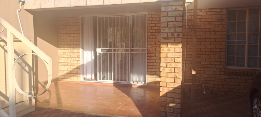 To Let 2 Bedroom Property for Rent in Helikonpark Gauteng