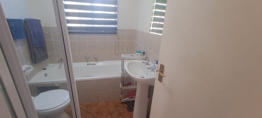 To Let 2 Bedroom Property for Rent in Helikonpark Gauteng