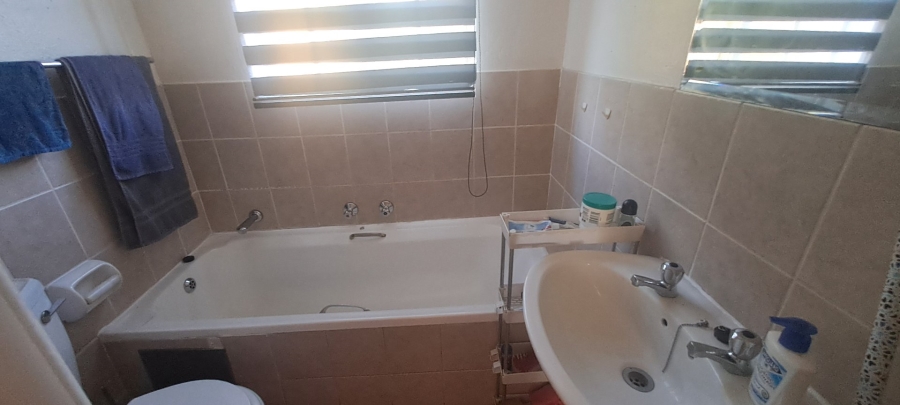 To Let 2 Bedroom Property for Rent in Helikonpark Gauteng