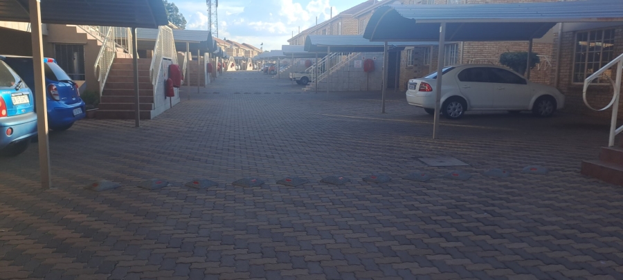 To Let 2 Bedroom Property for Rent in Helikonpark Gauteng