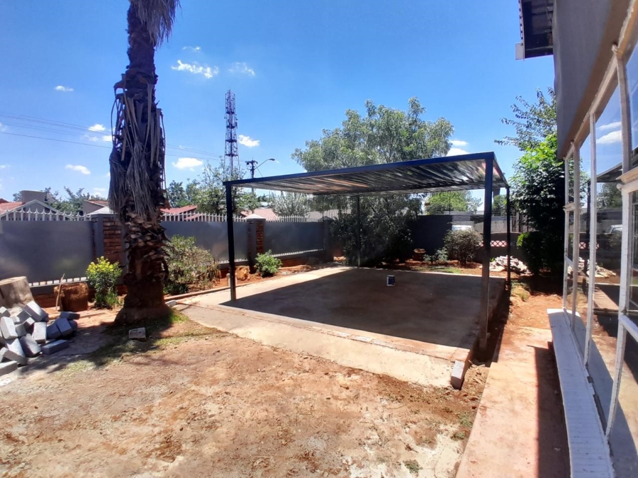 To Let 6 Bedroom Property for Rent in Roodekop Gauteng