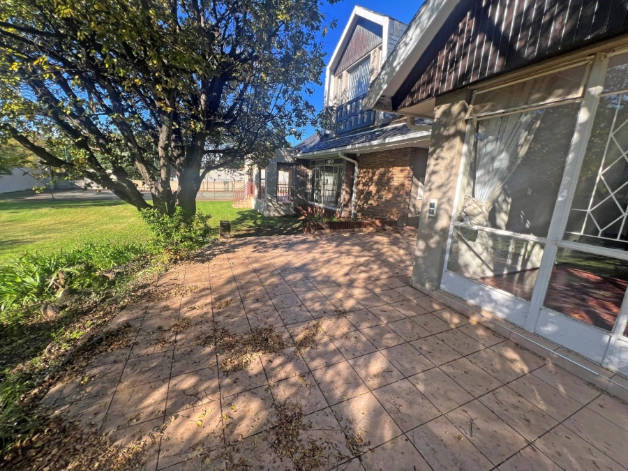 To Let 5 Bedroom Property for Rent in Oaklands Gauteng