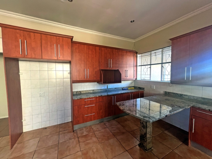 To Let 5 Bedroom Property for Rent in Oaklands Gauteng