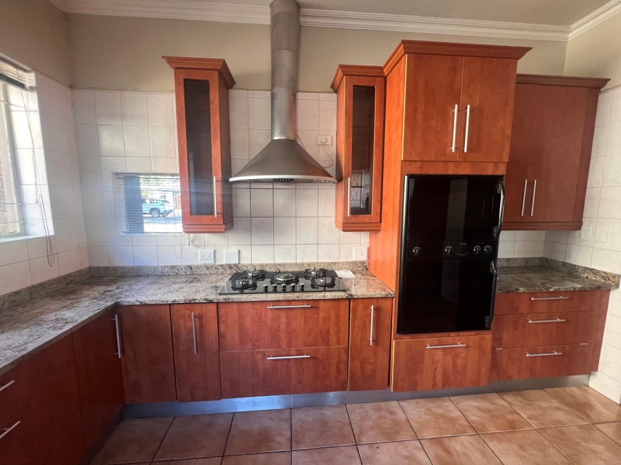 To Let 5 Bedroom Property for Rent in Oaklands Gauteng