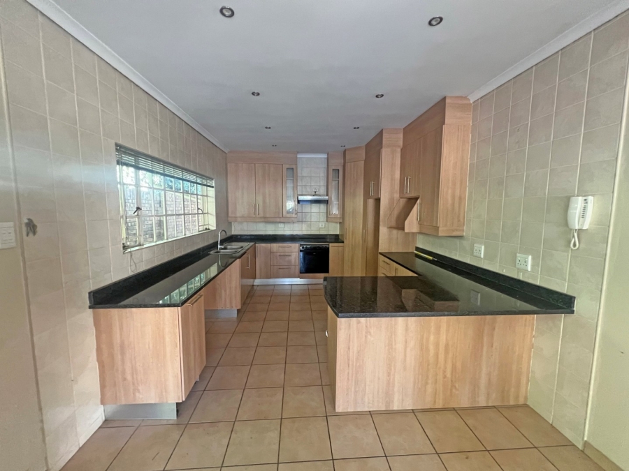To Let 5 Bedroom Property for Rent in Oaklands Gauteng
