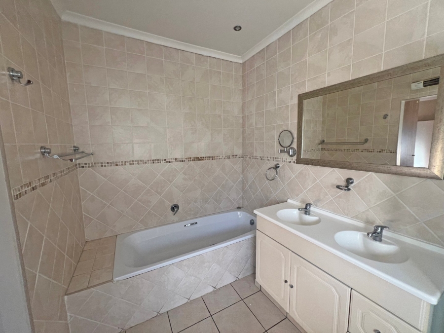 To Let 5 Bedroom Property for Rent in Oaklands Gauteng