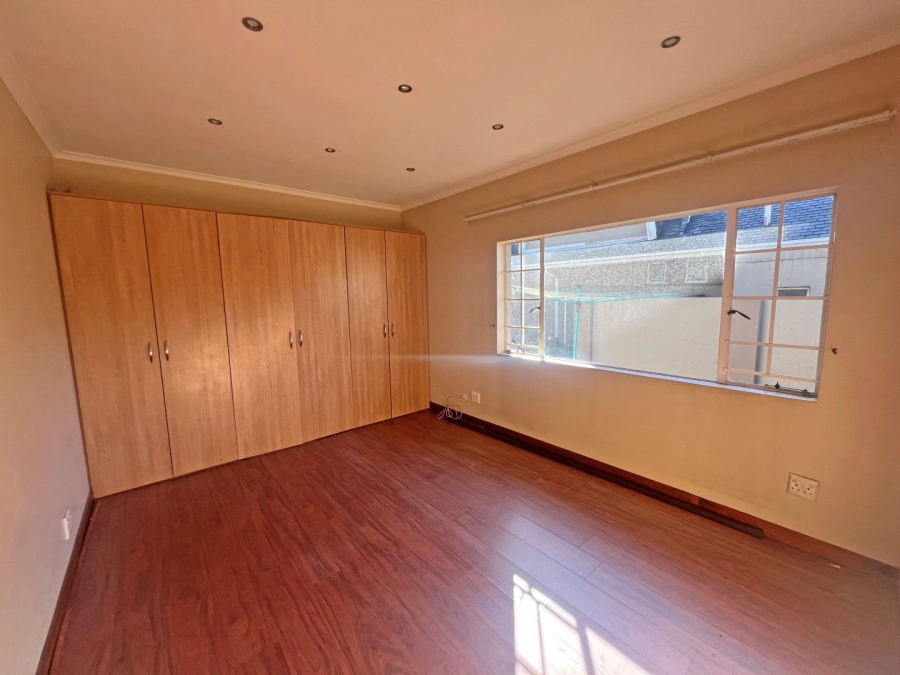 To Let 5 Bedroom Property for Rent in Oaklands Gauteng