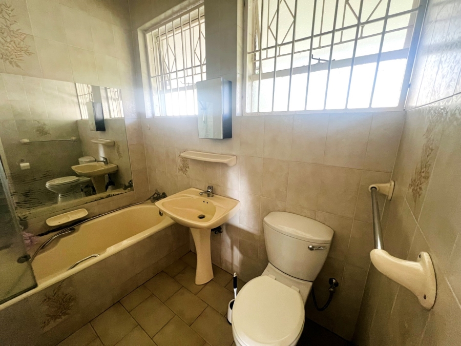 To Let 5 Bedroom Property for Rent in Oaklands Gauteng