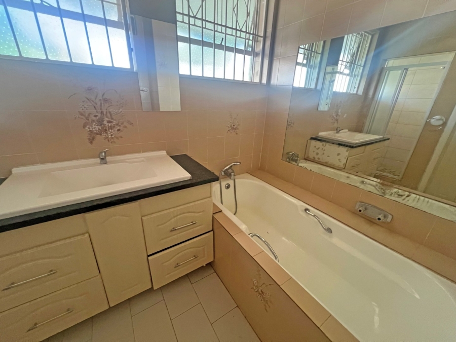 To Let 5 Bedroom Property for Rent in Oaklands Gauteng