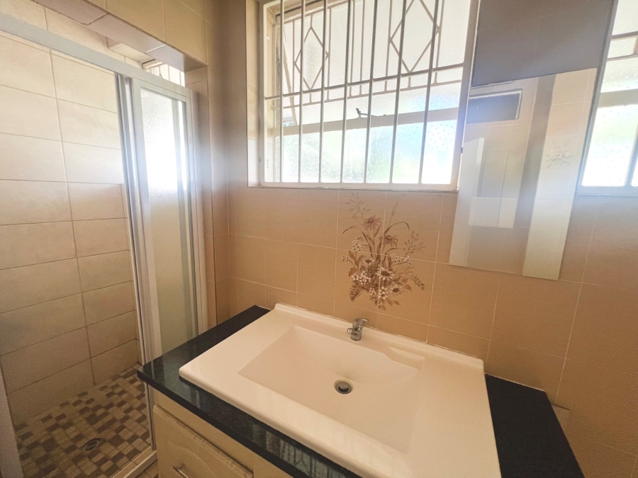To Let 5 Bedroom Property for Rent in Oaklands Gauteng