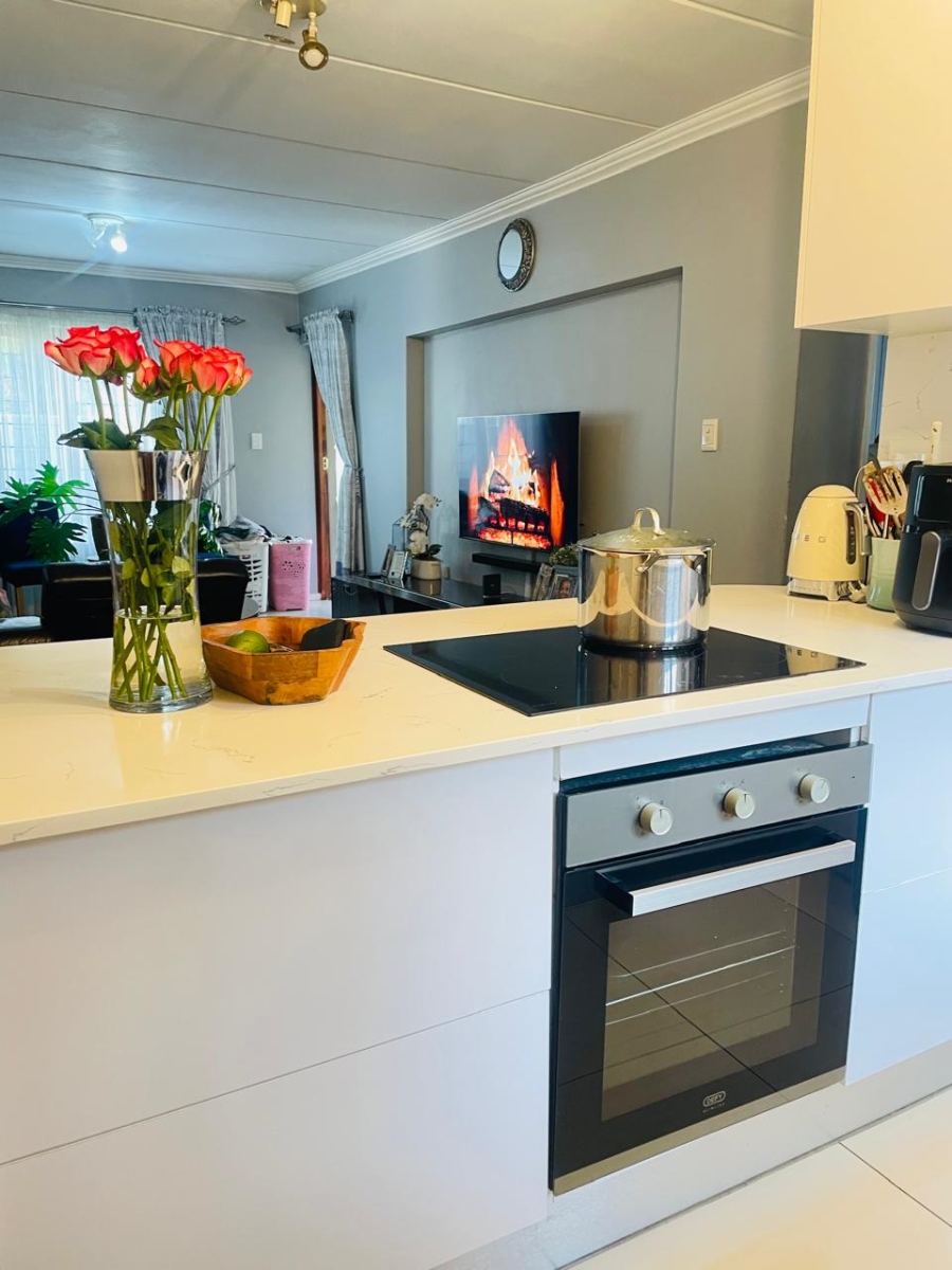 2 Bedroom Property for Sale in Erand Gardens Gauteng