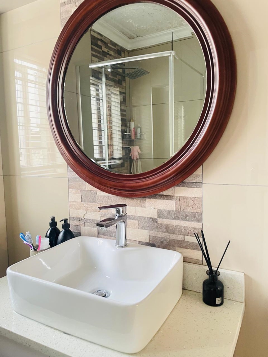 2 Bedroom Property for Sale in Erand Gardens Gauteng