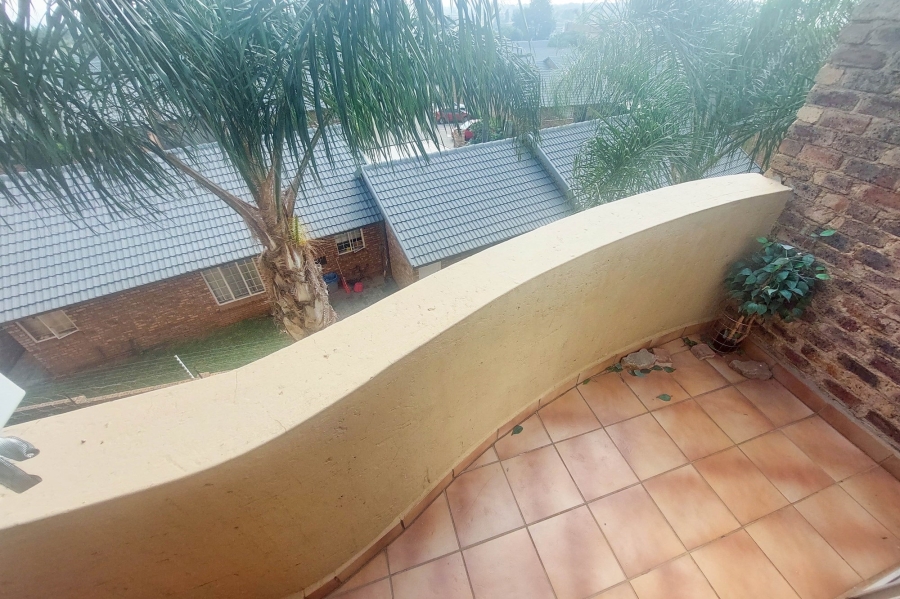 1 Bedroom Property for Sale in Rooihuiskraal North Gauteng