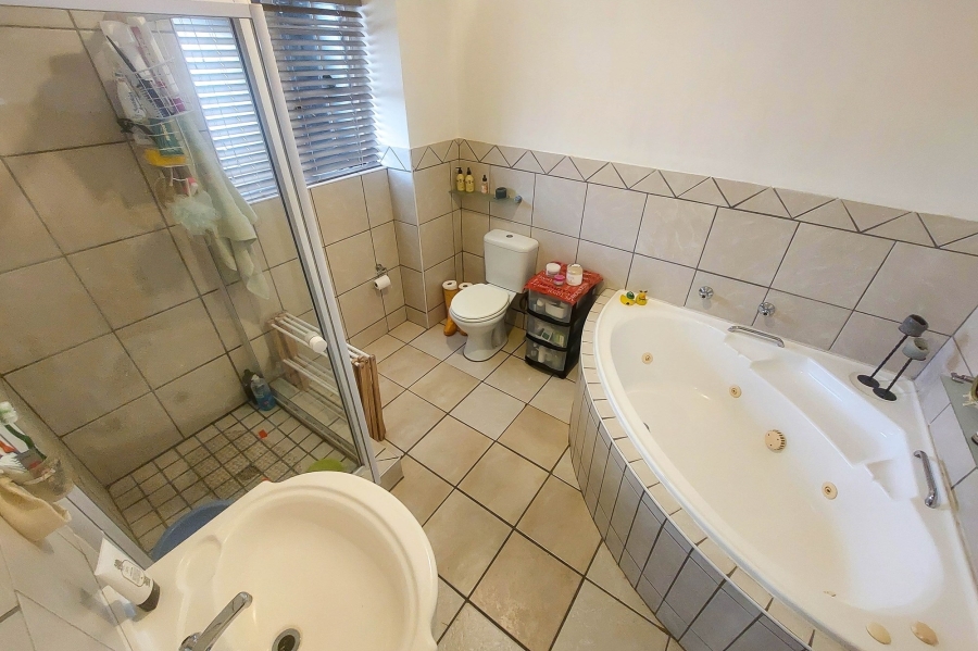 1 Bedroom Property for Sale in Rooihuiskraal North Gauteng