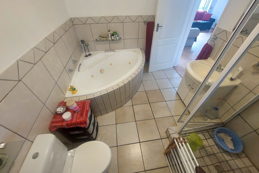 1 Bedroom Property for Sale in Rooihuiskraal North Gauteng