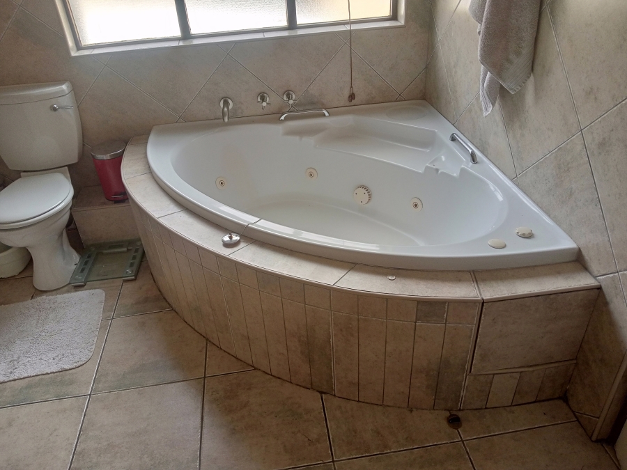 To Let 3 Bedroom Property for Rent in Bardene Gauteng