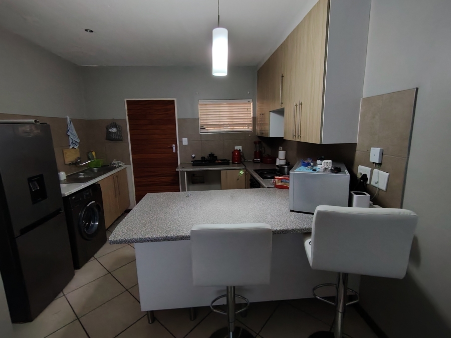 2 Bedroom Property for Sale in Monavoni Gauteng