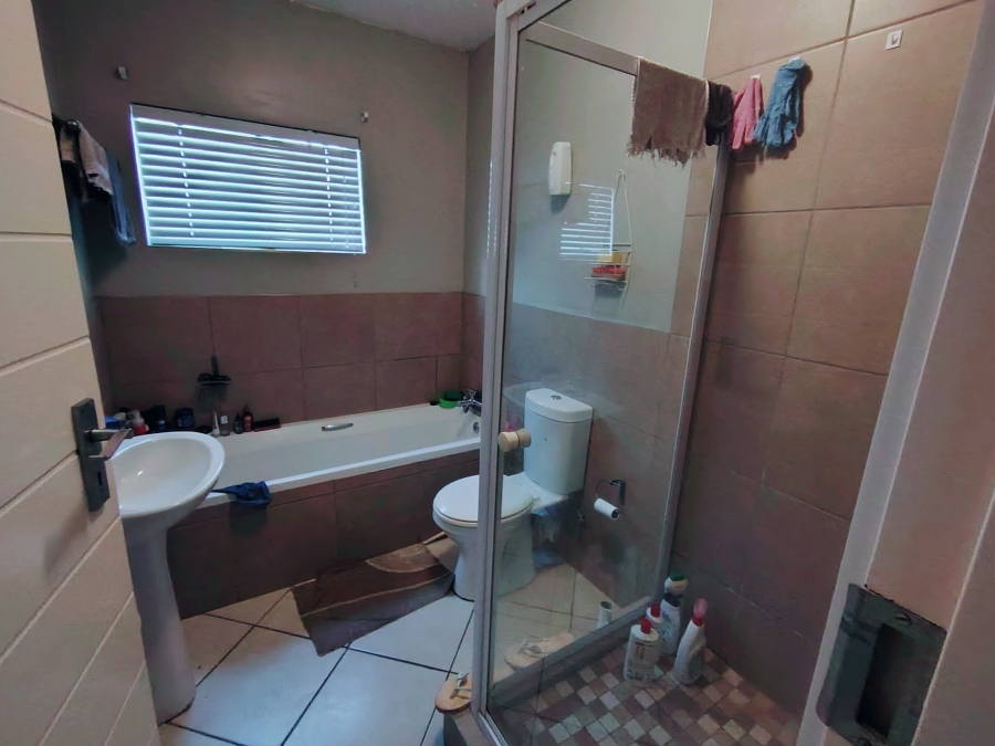 2 Bedroom Property for Sale in Monavoni Gauteng
