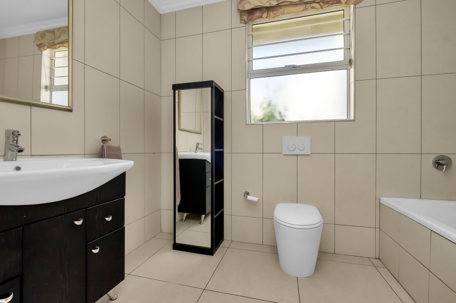 To Let 5 Bedroom Property for Rent in River Club Gauteng