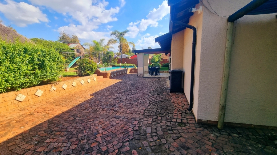 5 Bedroom Property for Sale in Noordwyk Gauteng