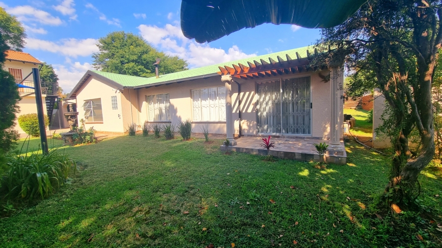 5 Bedroom Property for Sale in Noordwyk Gauteng