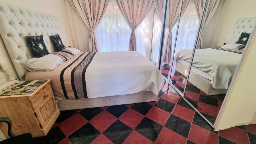 5 Bedroom Property for Sale in Noordwyk Gauteng
