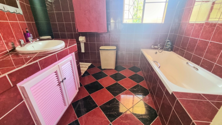 5 Bedroom Property for Sale in Noordwyk Gauteng