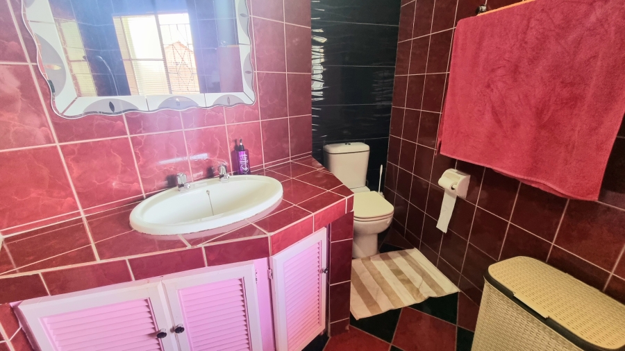 5 Bedroom Property for Sale in Noordwyk Gauteng