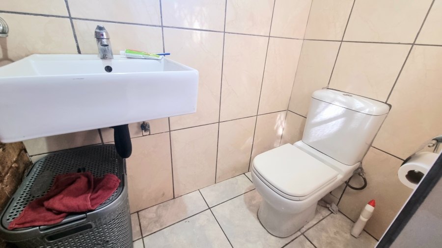 5 Bedroom Property for Sale in Noordwyk Gauteng