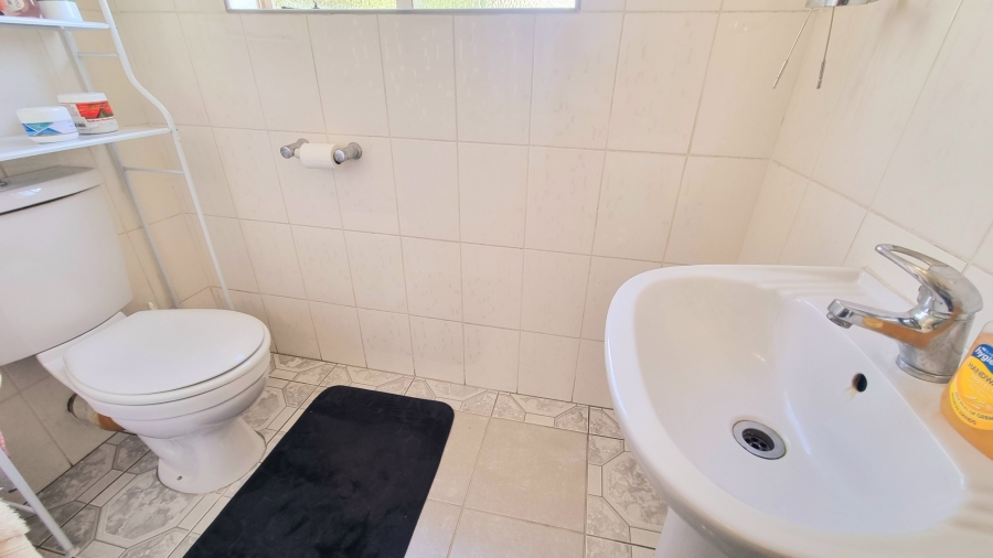 5 Bedroom Property for Sale in Noordwyk Gauteng