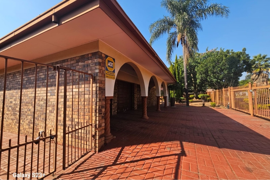 5 Bedroom Property for Sale in Ninapark Gauteng