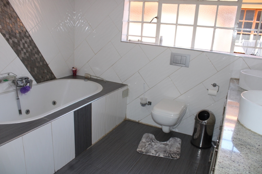 5 Bedroom Property for Sale in Ninapark Gauteng