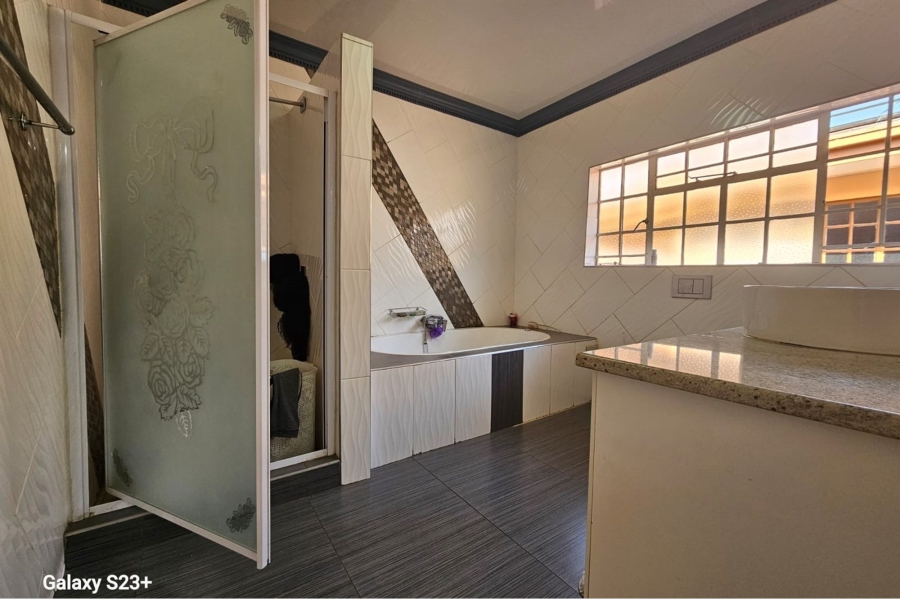 5 Bedroom Property for Sale in Ninapark Gauteng