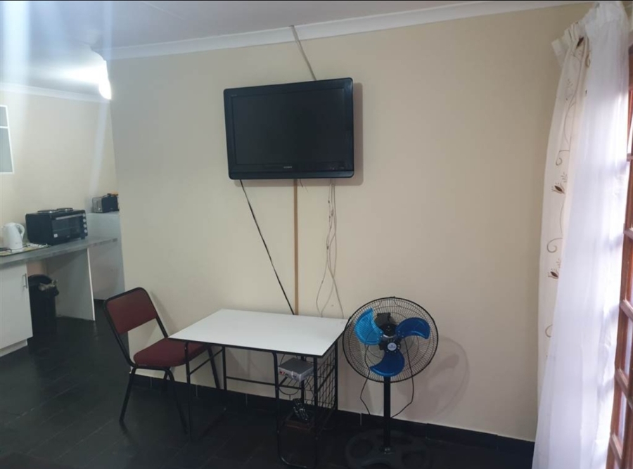 To Let 1 Bedroom Property for Rent in Douglasdale Gauteng
