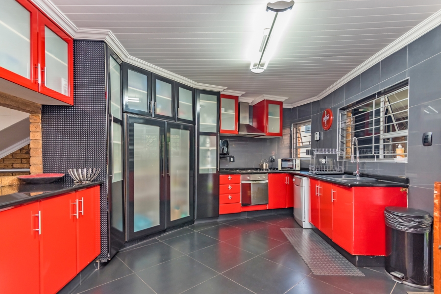 5 Bedroom Property for Sale in Helderkruin Gauteng