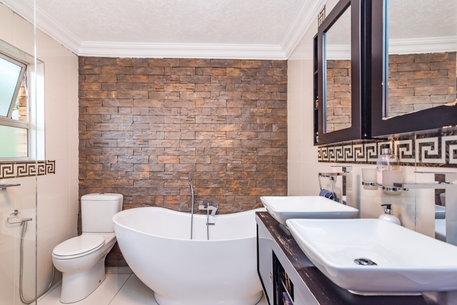 5 Bedroom Property for Sale in Helderkruin Gauteng