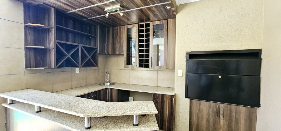5 Bedroom Property for Sale in Willow Acres Ext 10 Gauteng