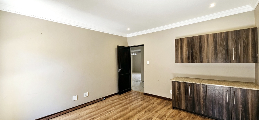 5 Bedroom Property for Sale in Willow Acres Ext 10 Gauteng