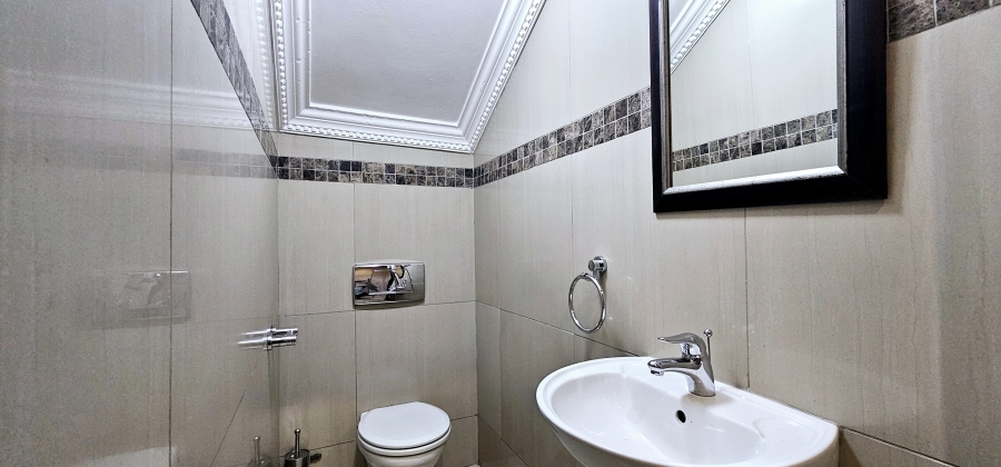 5 Bedroom Property for Sale in Willow Acres Ext 10 Gauteng