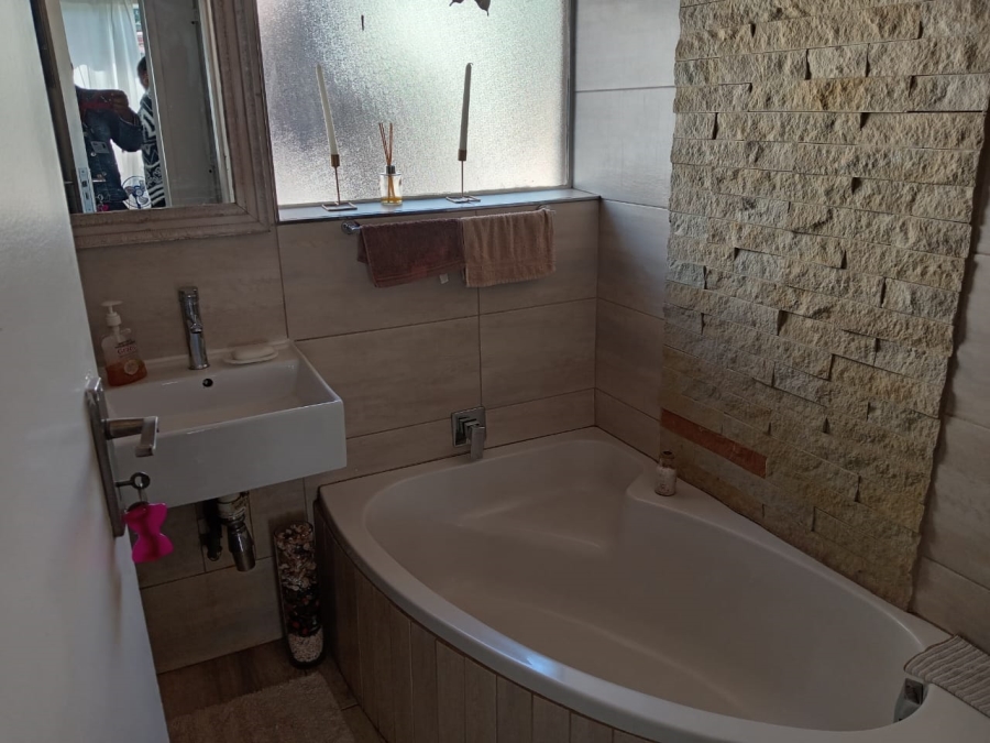 4 Bedroom Property for Sale in Witpoortjie Gauteng