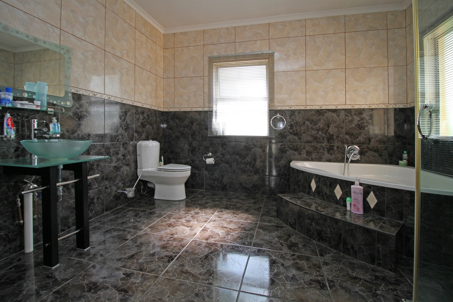 5 Bedroom Property for Sale in Bloubosrand Gauteng