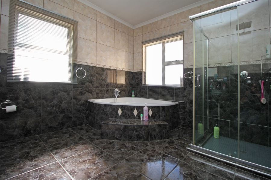 5 Bedroom Property for Sale in Bloubosrand Gauteng
