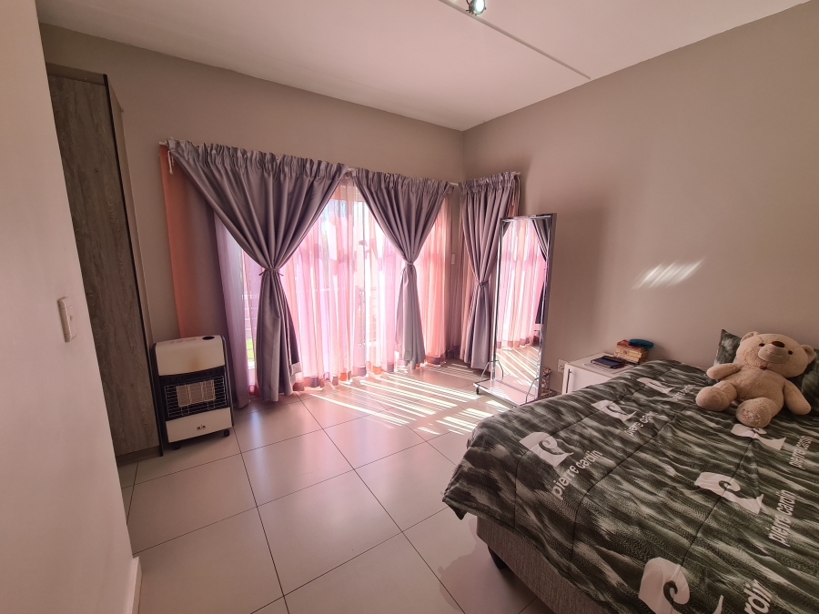 To Let 2 Bedroom Property for Rent in Magaliessig Gauteng