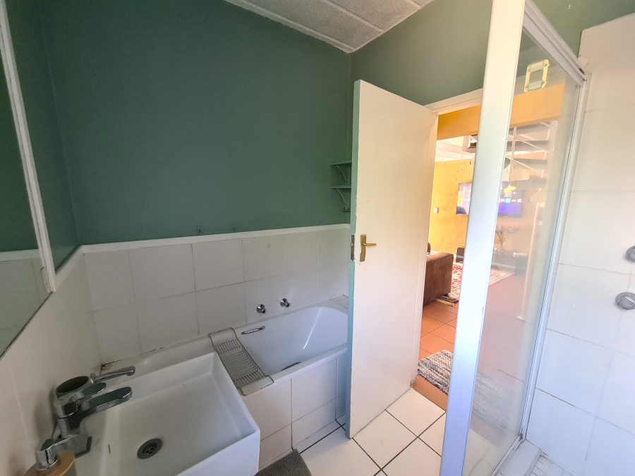 To Let 3 Bedroom Property for Rent in Magaliessig Gauteng