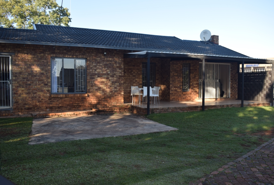 To Let commercial Property for Rent in Pierre Van Ryneveld Gauteng