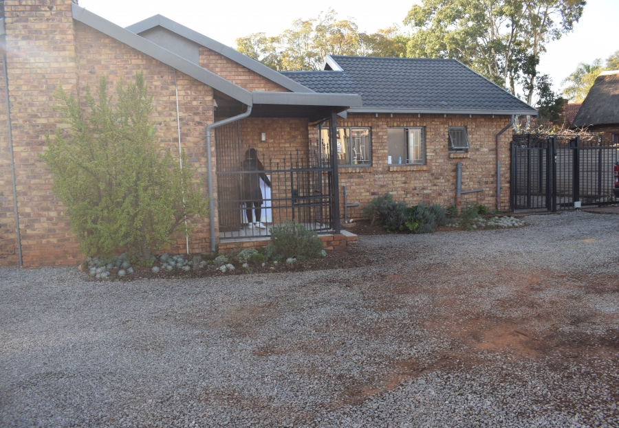 To Let commercial Property for Rent in Pierre Van Ryneveld Gauteng