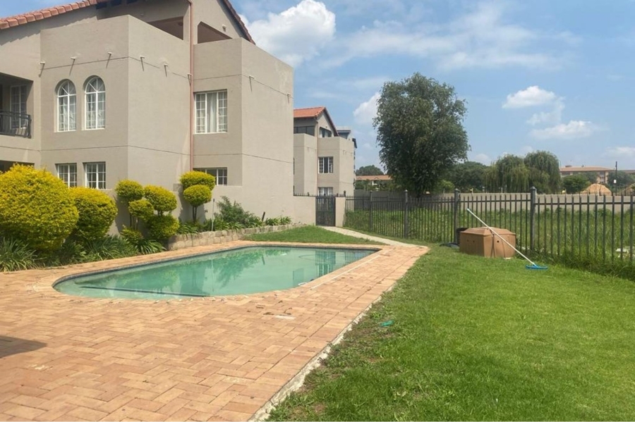 To Let 2 Bedroom Property for Rent in Erand Gardens Gauteng