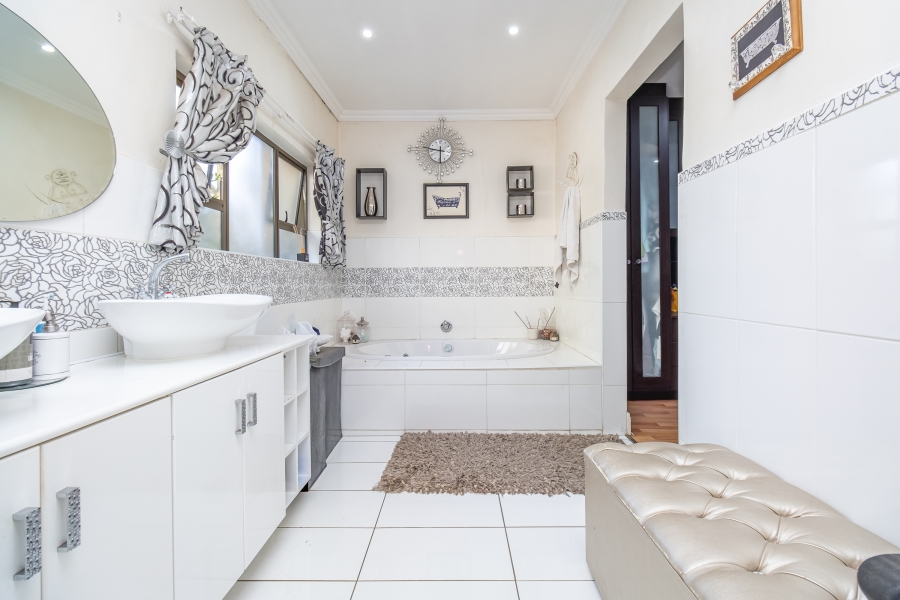 4 Bedroom Property for Sale in Norscot Gauteng