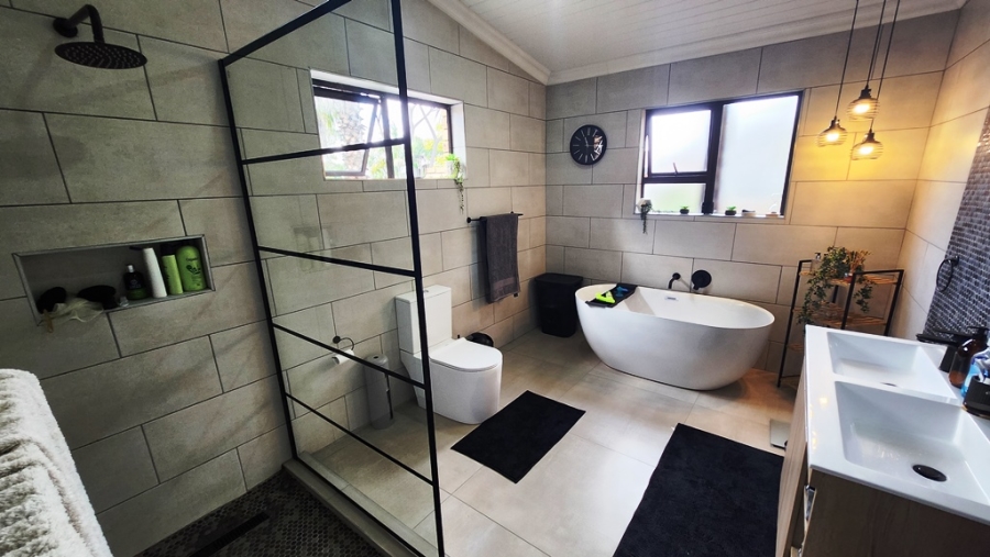 5 Bedroom Property for Sale in Eldoraigne Gauteng
