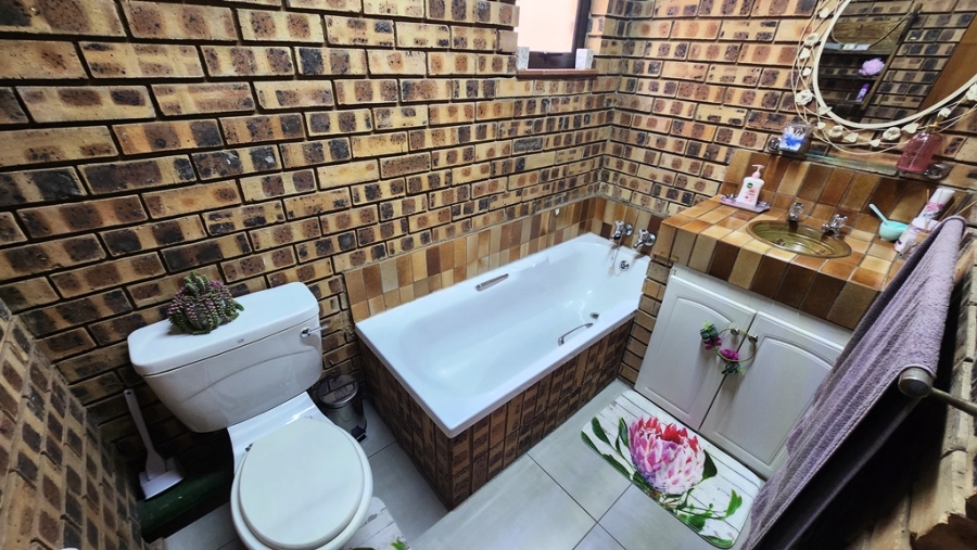 5 Bedroom Property for Sale in Eldoraigne Gauteng
